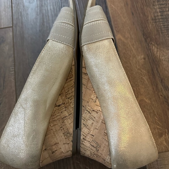Coach and Four Wedge Gold Peep Toe Shoe Cork Bottom Size 6.5 Gorgeous Condition - Picture 3 of 5